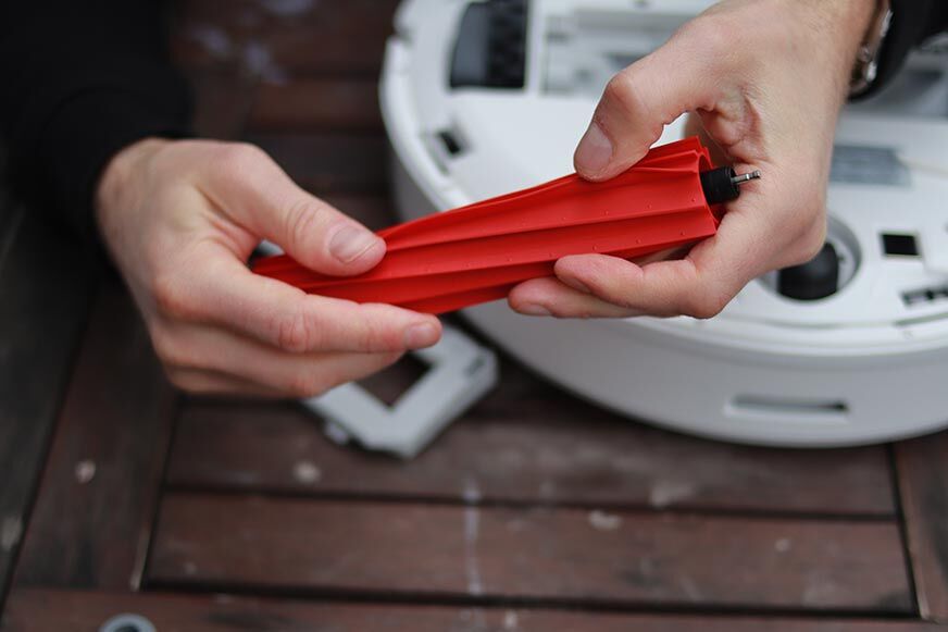 The rubber brush of the Roborock Q7 Max Plus being held up.